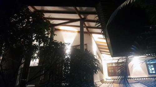 MedaperuwaにあるMisty Morning Villa - Ellaの夜に側面に照明がついた建物
