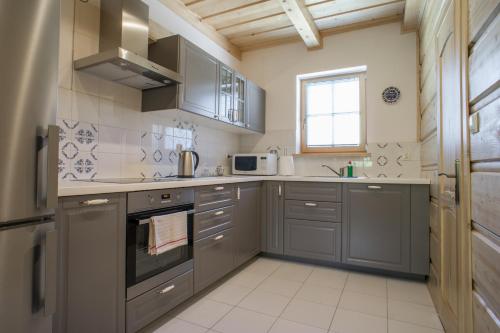 Η κουζίνα ή μικρή κουζίνα στο Mosorny Park Drewniane Komfortowe Domki Całoroczne