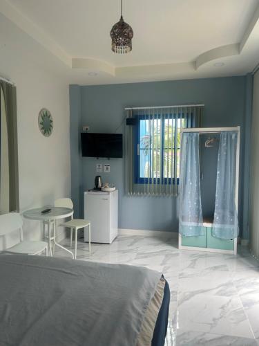 une chambre avec un lit, une table et une fenêtre dans l'établissement NAPA CHATEAU Resort, à Ban San Khu