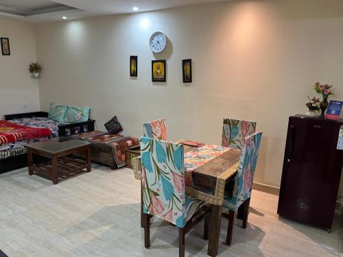 Posezení v ubytování Deecon Valley City Escape 1BHK Lux Flat Tapovan