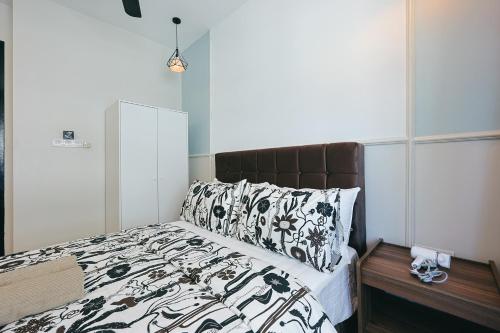 Postel nebo postele na pokoji v ubytování The Wave Residence Melaka in Malacca by Green Home