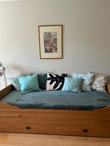 eine Couch mit Kissen darauf in einem Zimmer in der Unterkunft Apartment Stepana Bandery Street in Riwne