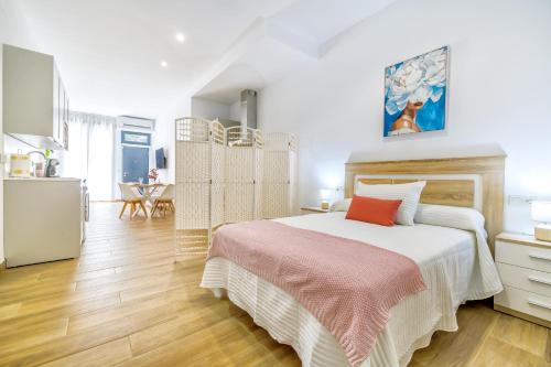 Un pat sau paturi într-o cameră la Loft con Encanto en Plaza Gonzalo de Ayora & Centro de Córdoba