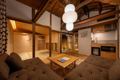 una sala de estar con un sofá y una mesa en SAKAINOMA HOTEL 柳 Yanagi, en Sakai