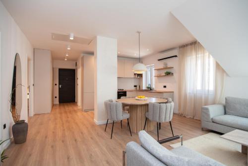 Brand new & stylish beachfront apartment next to Bacvice beach