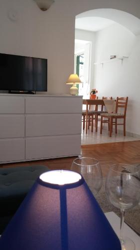 a living room with a table and some wine glasses at Arco Arina Apartment in Pula