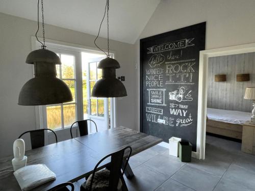 un comedor con una mesa y dos luces colgantes en Holiday Home in Cothen by the Waterfront, en Cothen