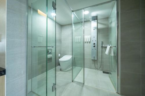 Bilik mandi di M83 Jackson Hotel