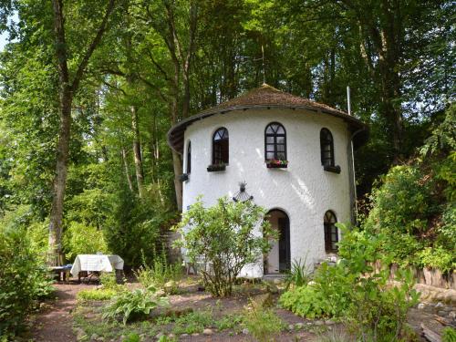 a small house in the middle of a forest at Strotzbüsch Forest Hideaway in Strotzbüsch