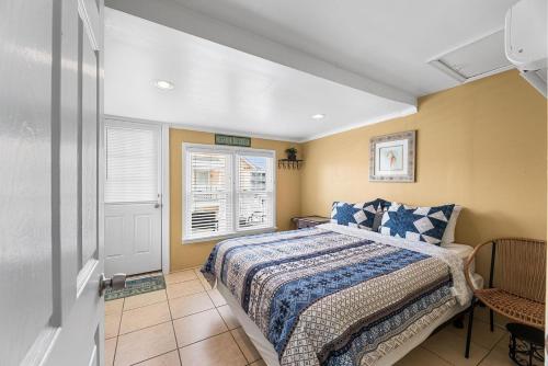 Parrot Bay 17 في آوشين سيتي: غرفة نوم بها سرير ونافذة