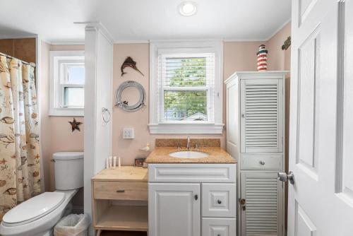 Parrot Bay 17 في آوشين سيتي: حمام مع حوض ومرحاض ونافذة