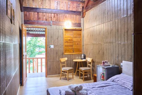 Postel nebo postele na pokoji v ubytování Bau Trang U&ME Glamping Resort