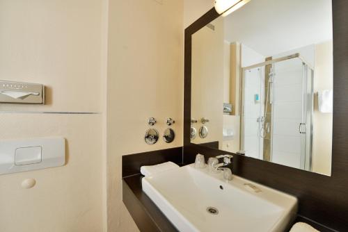 Ένα μπάνιο στο INVITE Hotel Nürnberg City