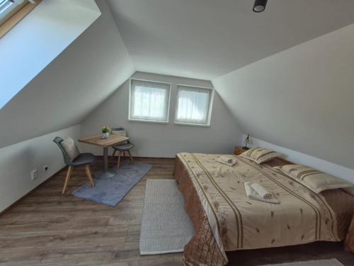 Ένα ή περισσότερα κρεβάτια σε δωμάτιο στο Chata HUBERT