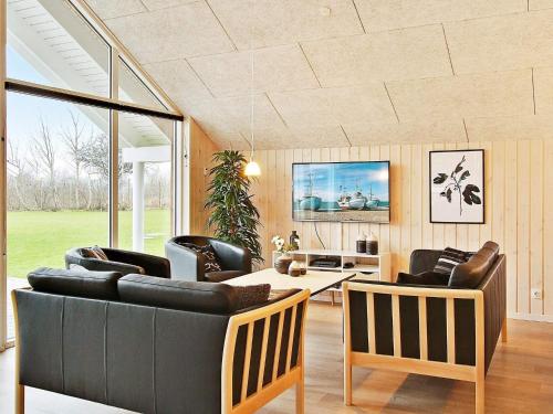 Χώρος καθιστικού στο 12 person holiday home in Hasselberg