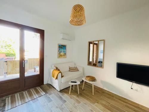 TV a/nebo společenská místnost v ubytování La Bicoque - Les pieds dans le sable - Vue sur les Iles d'or