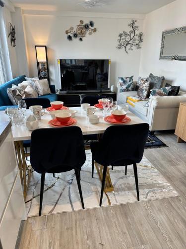 a living room with a table with chairs and a couch at Mega3 Central Manchester Luxury 2-Bedroom,2-Baths with Free Car Park in Manchester