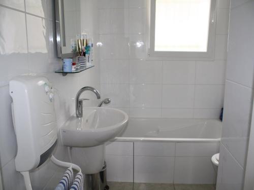 Modern villa in Camplong with private poolにあるバスルーム