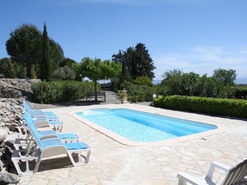 Modern villa in Camplong with private poolの敷地内または近くにあるプール