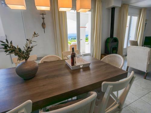 Modern villa in Camplong with private poolにあるシーティングエリア