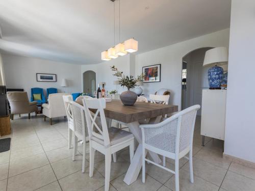 Félines-MinervoisにあるModern villa in Camplong with private poolのテーブルと椅子のあるキッチンとダイニングルーム