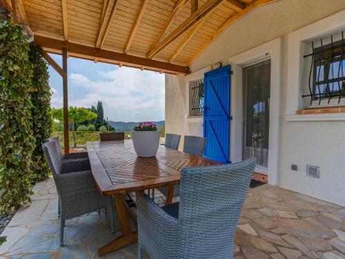 Modern villa in Camplong with private poolにあるバルコニーまたはテラス