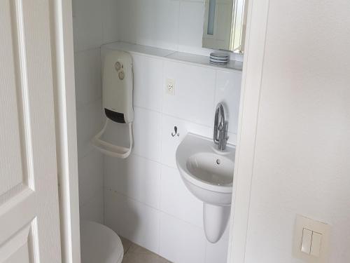 Modern villa in Camplong with private poolにあるバスルーム