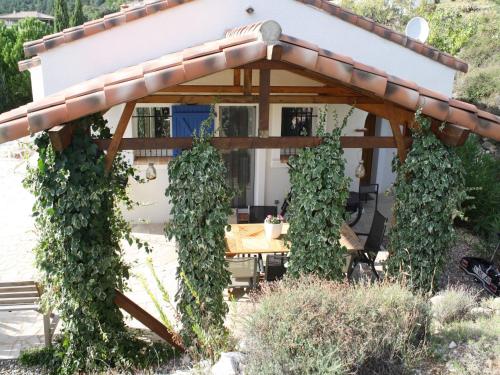 Modern villa in Camplong with private poolにある庭
