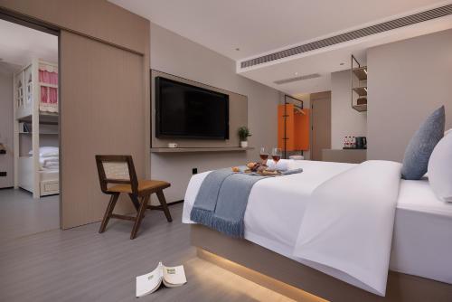 TV a/nebo společenská místnost v ubytování Lijiang Bamboo Elegance Court Hotel