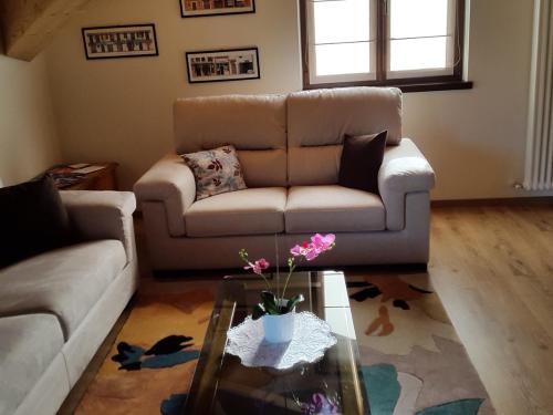 a living room with a couch and a coffee table at Casa Reit in Bormio