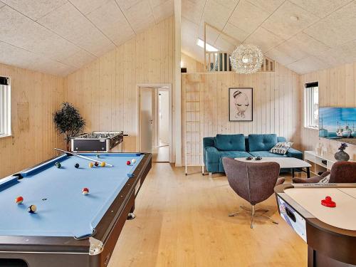 Una sala de estar con una mesa de billar y un sofá. en 16 person holiday home in Vejby, en Vejby