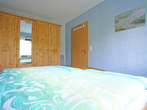 a bedroom with a large bed with blue walls at Wohnung in der Nähe des Skigebietes in Diemelsee in Diemelsee