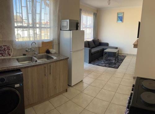 Η κουζίνα ή μικρή κουζίνα στο MV self-catering Linden
