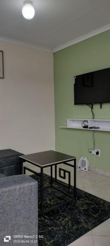 Μια τηλεόραση ή/και κέντρο ψυχαγωγίας στο MV self-catering Linden