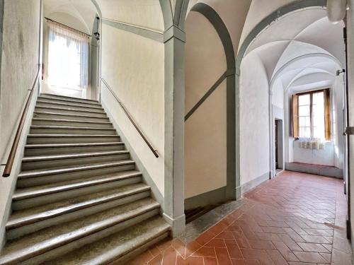 un pasillo vacío con escaleras en un edificio en Residenza Neri-Serneri, en Foiano della Chiana