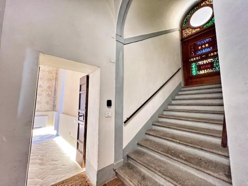 Una escalera en un edificio con una vidriera. en Residenza Neri-Serneri, en Foiano della Chiana