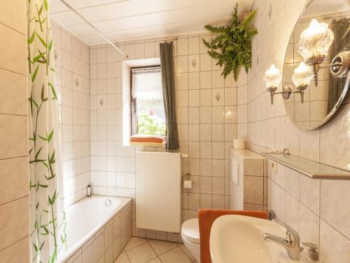 Bilik mandi di Cosy apartment in Hallenberg near centre