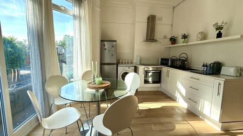 Η κουζίνα ή μικρή κουζίνα στο 2 Bedroom Flat with Balcony 15 mins from Central London
