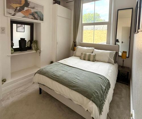 Ένα ή περισσότερα κρεβάτια σε δωμάτιο στο 2 Bedroom Flat with Balcony 15 mins from Central London