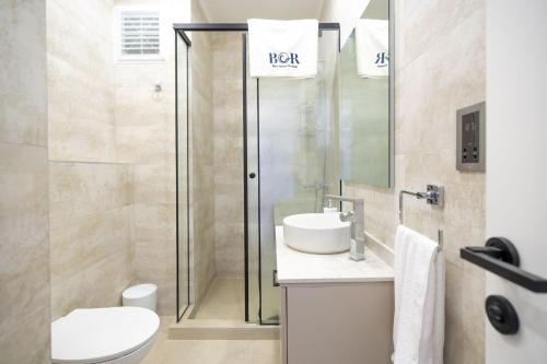 Un baño de Luxury Apartment with Pool and Sea View