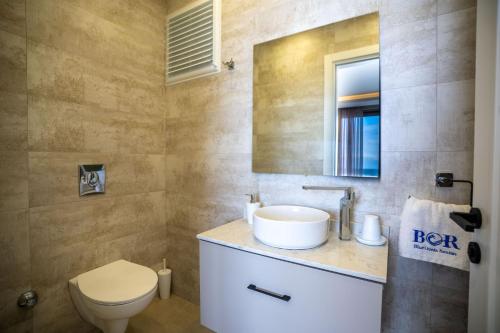 un baño con lavabo e inodoro en Luxury Apartment with Pool and Sea View, en Khoti Island