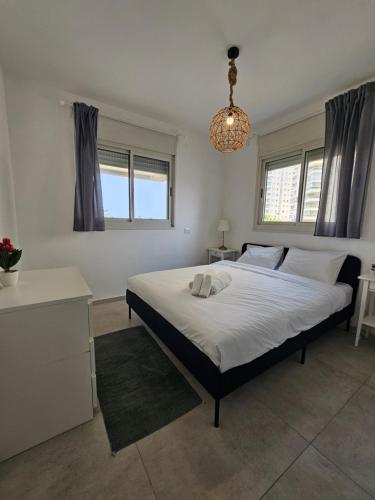 Postel nebo postele na pokoji v ubytování OrYam - Boutique Sea View Apt. 2BD Up to 10 Guests