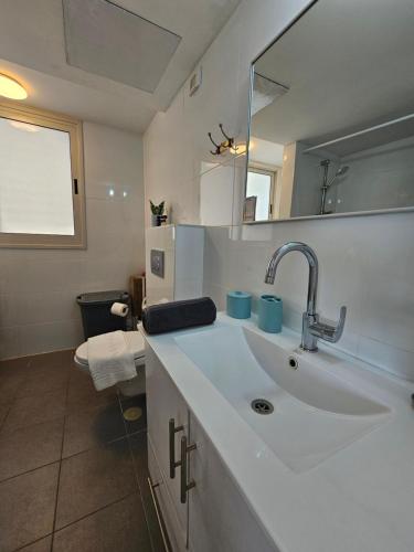 Koupelna v ubytování OrYam - Boutique Sea View Apt. 2BD Up to 10 Guests