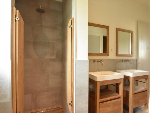 Ένα μπάνιο στο Spacious Holiday Home in the Beemster near a Windmill