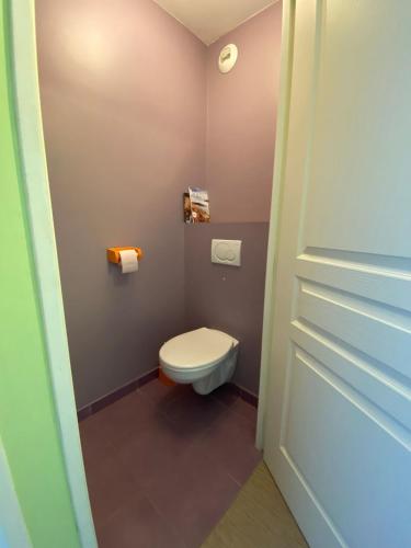 a small bathroom with a toilet in a room at Belle Brise - Cozy apartment in city center in Cancale