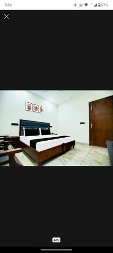a picture of a bedroom with a bed at Hotel the eden la in Dera Bassi