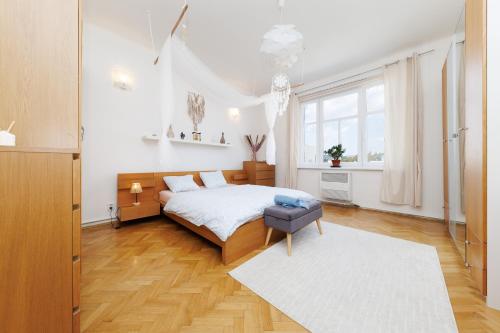 Ein Bett oder Betten in einem Zimmer der Unterkunft Rooftop Flower Power Apartmant