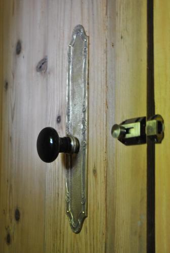 a metal door handle on a wooden door at L'Etournelle - Cabane Perchée in Chaussan