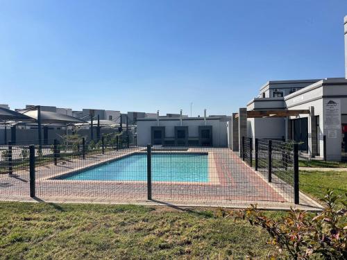 Kolam renang di atau dekat dengan LincVilla Apartment