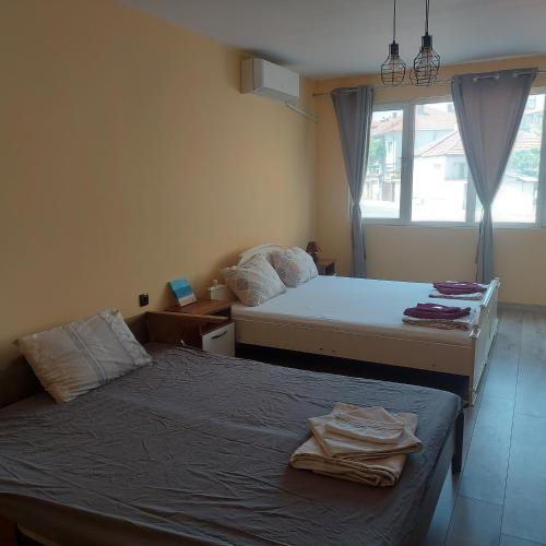 Ένα ή περισσότερα κρεβάτια σε δωμάτιο στο Sunny Fox Apartment